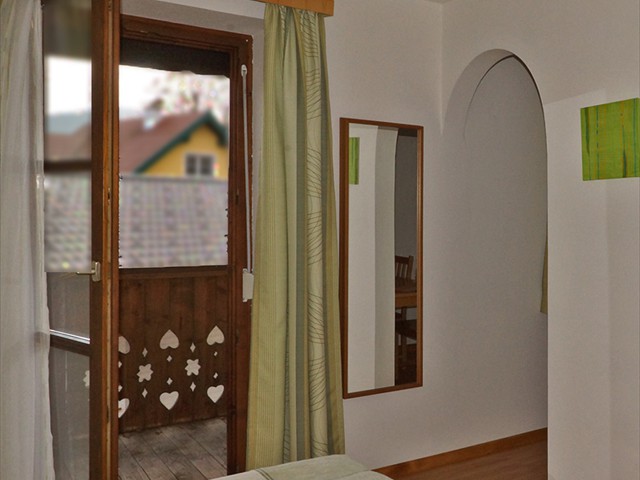 Zimmer Ost: Balkontür und Durchgang zum Schrankraum